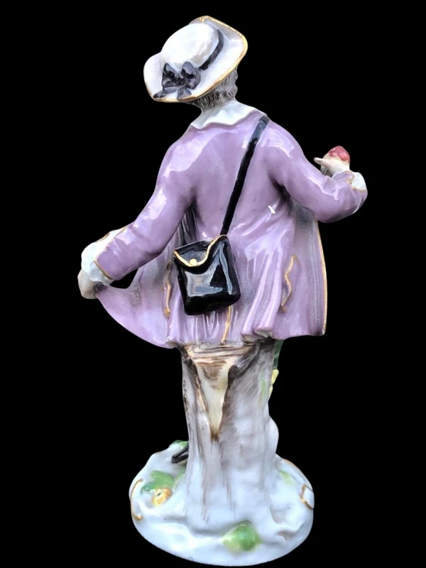 Statuina in porcellana raffigurante personaggio maschile con gelato.Meissen.Germania.