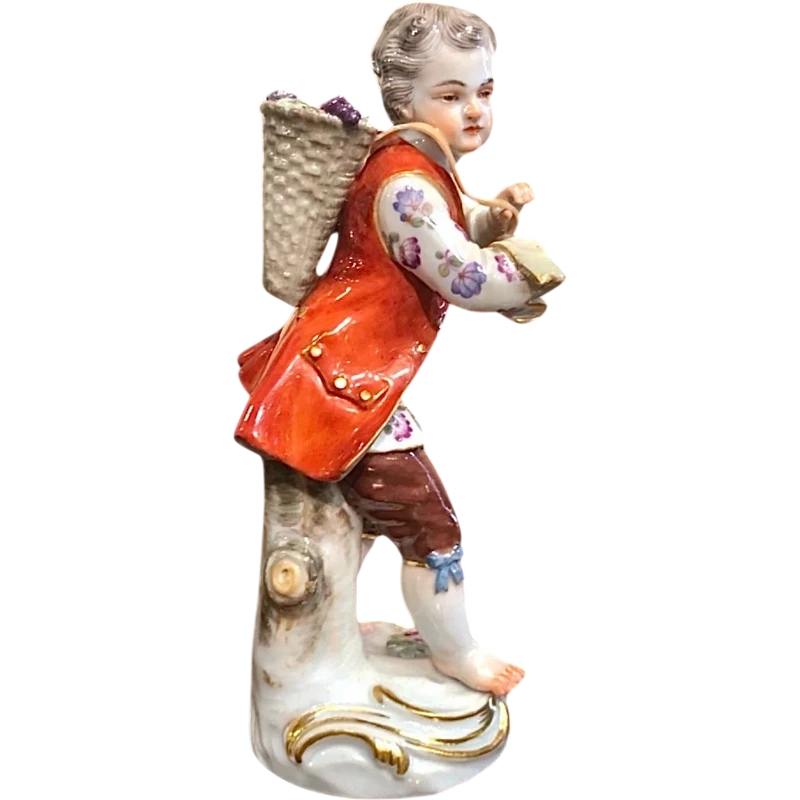 Statuina in porcellana con figura maschile con cesto.Meissen.