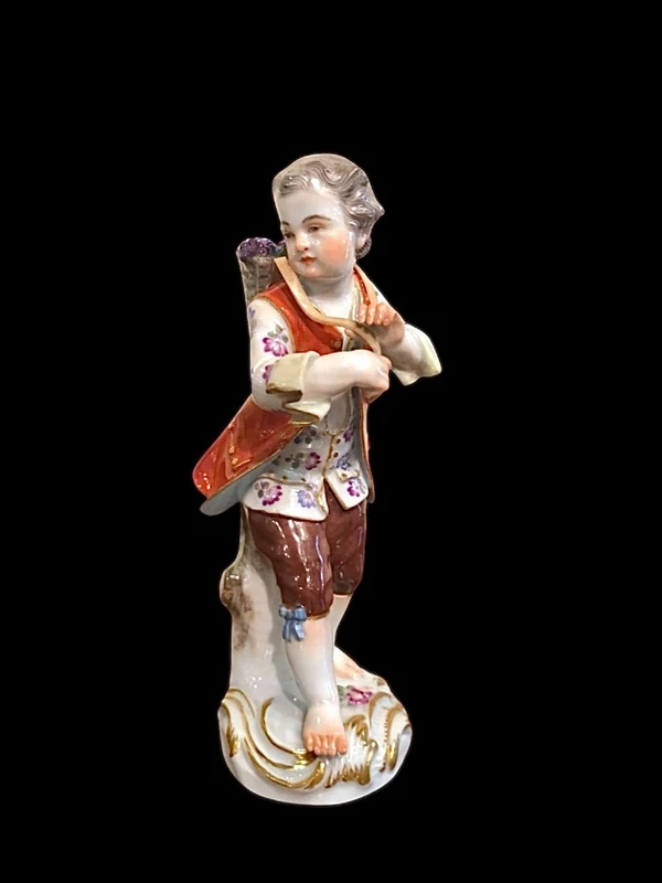 Statuina in porcellana con figura maschile con cesto.Meissen.