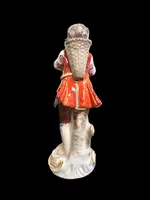 Statuina in porcellana con figura maschile con cesto.Meissen.