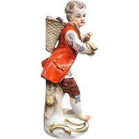 Statuina in porcellana con figura maschile con cesto.Meissen.