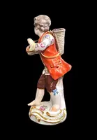 Statuina in porcellana con figura maschile con cesto.Meissen.