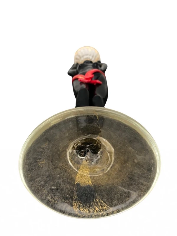 Candeliere in vetro soffiato con figura femminile neoclassica policroma e foglia oro