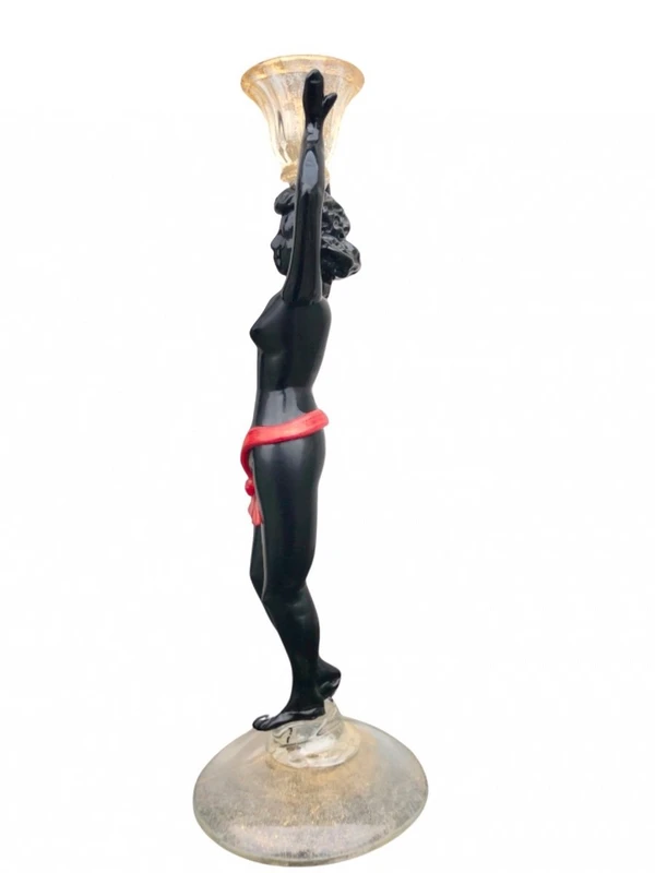 Candeliere in vetro soffiato con figura femminile neoclassica policroma e foglia oro