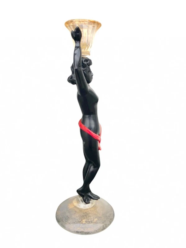 Candeliere in vetro soffiato con figura femminile neoclassica policroma e foglia oro