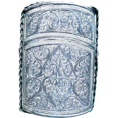 Portabiglietti in argento filigrana con motivi vegetali e volute stilizzate.