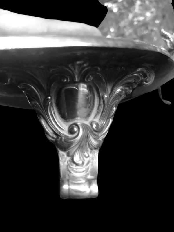 Calamaio in argento e cristallo con motivi floreali e rocaille incisi  e angelo che scrive .