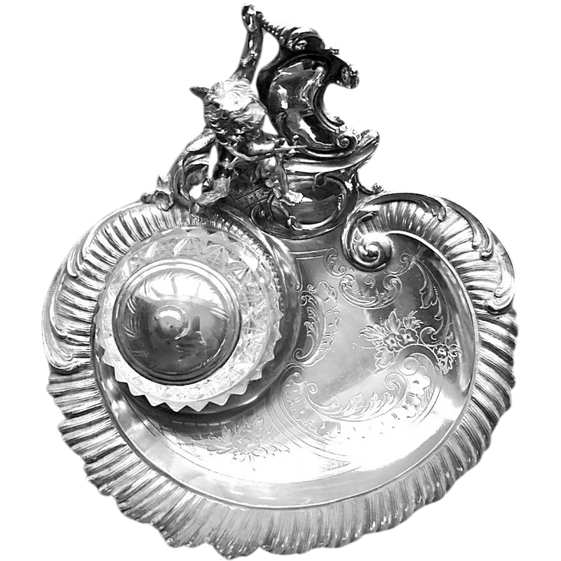 Calamaio in argento e cristallo con motivi floreali e rocaille incisi  e angelo che scrive .