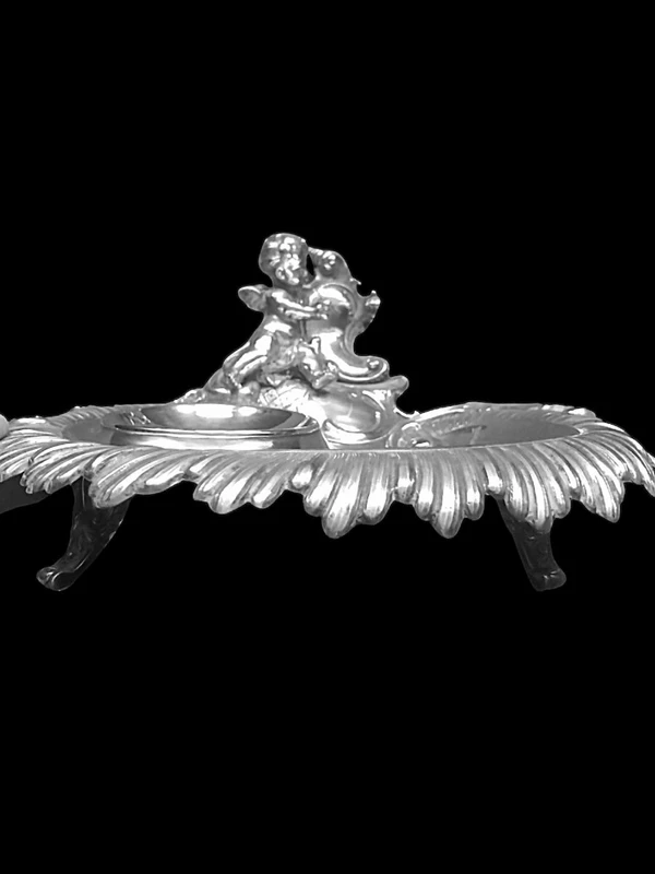 Calamaio in argento e cristallo con motivi floreali e rocaille incisi  e angelo che scrive .