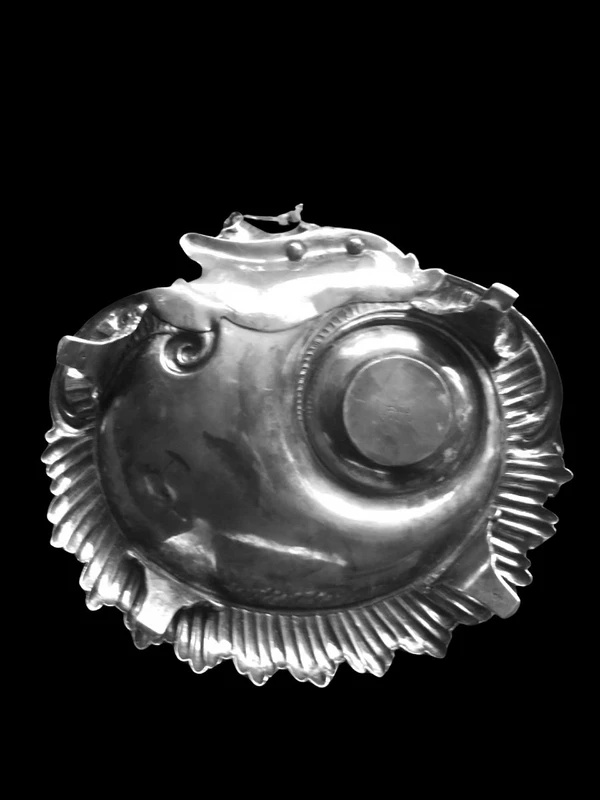 Calamaio in argento e cristallo con motivi floreali e rocaille incisi  e angelo che scrive .
