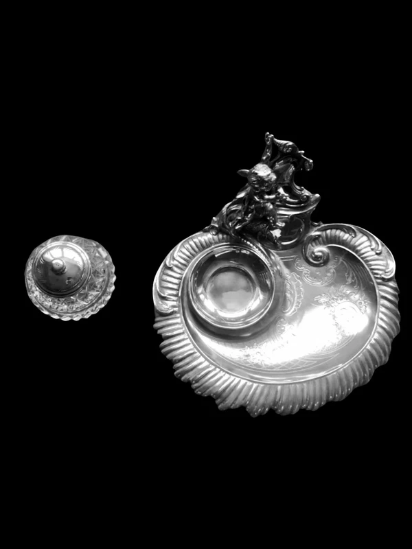 Calamaio in argento e cristallo con motivi floreali e rocaille incisi  e angelo che scrive .