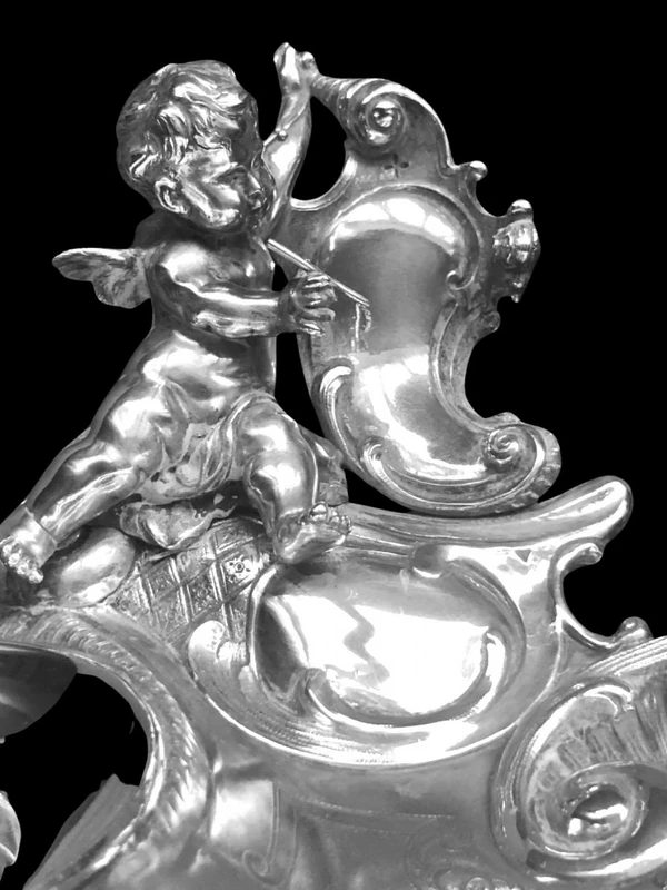 Calamaio in argento e cristallo con motivi floreali e rocaille incisi  e angelo che scrive .