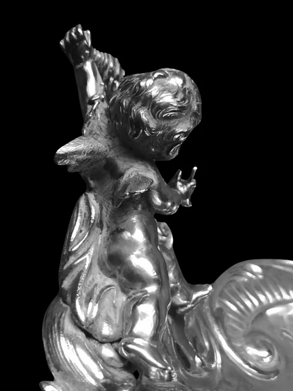 Calamaio in argento e cristallo con motivi floreali e rocaille incisi  e angelo che scrive .