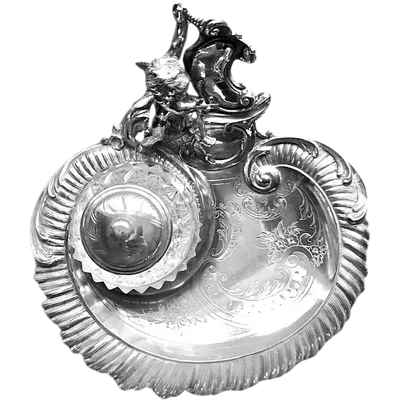 Calamaio in argento e cristallo con motivi floreali e rocaille incisi  e angelo che scrive .