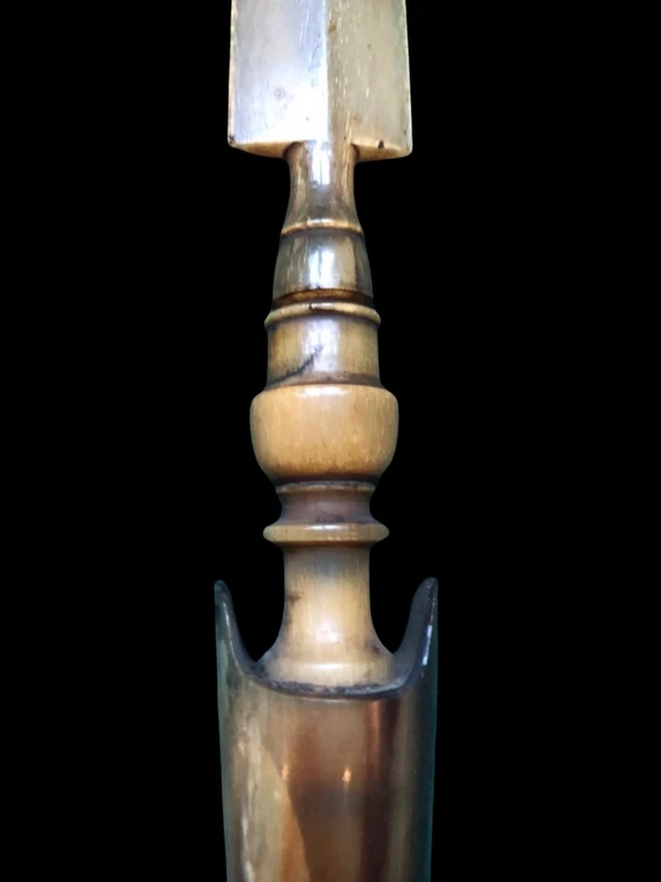 Pipa a corpo globulare  in schiuma di mare a e argento con motivi geometrici. bocchino in corno