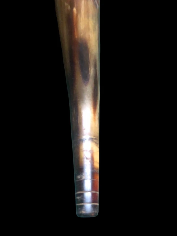 Pipa a corpo globulare  in schiuma di mare a e argento con motivi geometrici. bocchino in corno