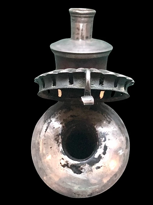 Pipa a corpo globulare  in schiuma di mare a e argento con motivi geometrici. bocchino in corno