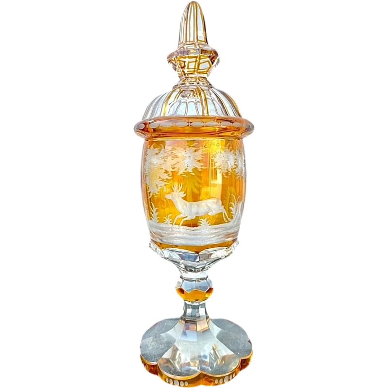 Grande bicchiere  con coperchio in vetro boemia incamiciato e molato con scene di caccia.