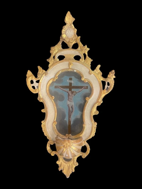 Coppia di acquasantiere in legno laccato e dorato con dipinti su vetro