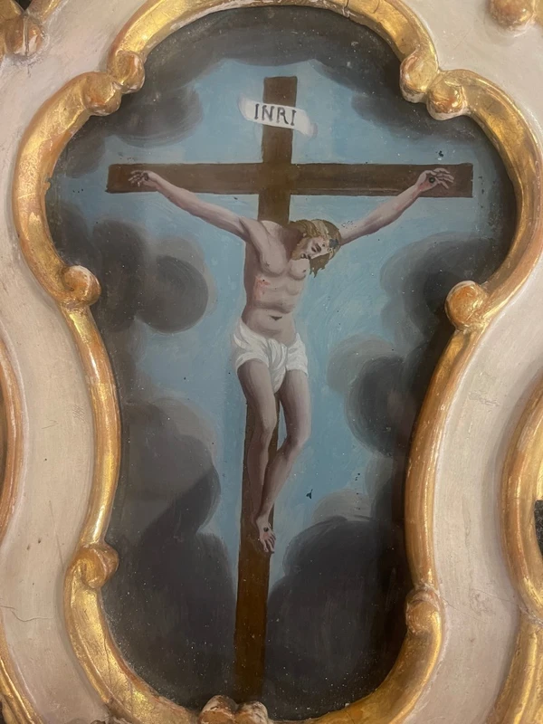 Coppia di acquasantiere in legno laccato e dorato con dipinti su vetro