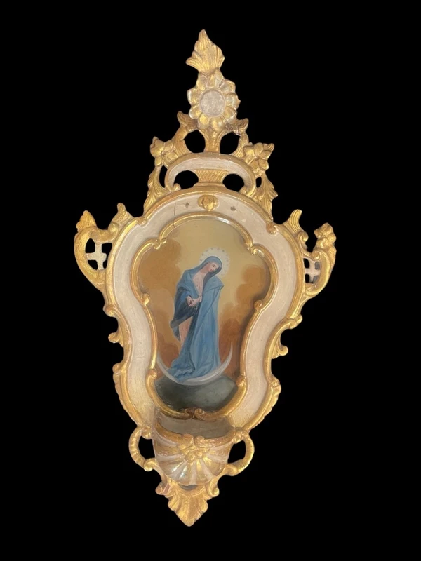 Coppia di acquasantiere in legno laccato e dorato con dipinti su vetro