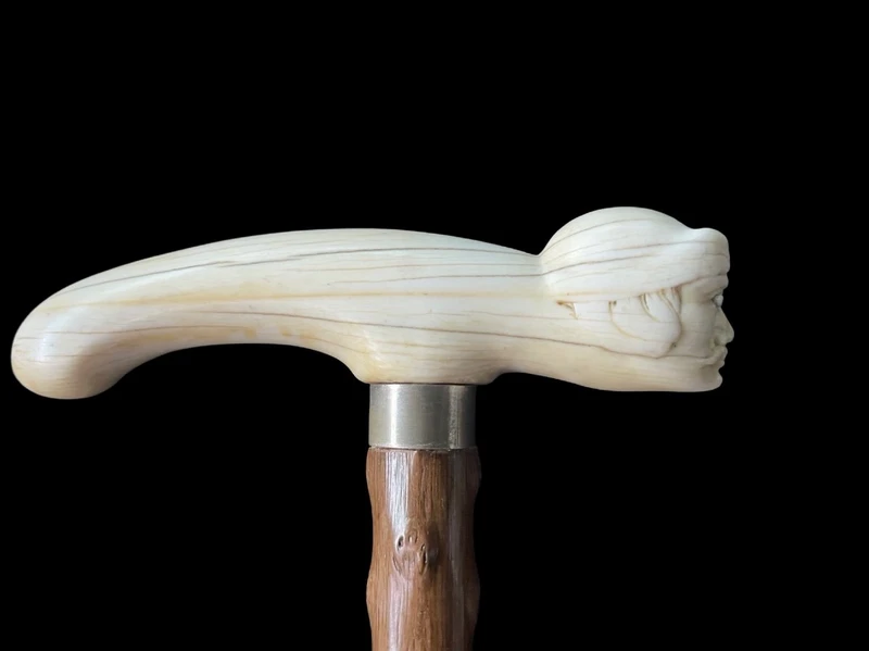 Bastone in avorio con impugnatura tau con testa di guerriero con elmo.canna in legno di rosa.