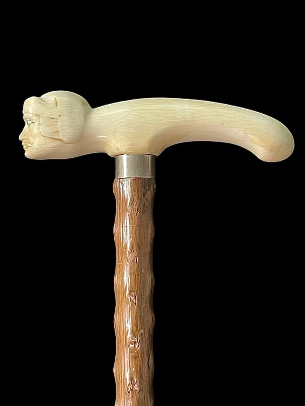 Bastone in avorio con impugnatura tau con testa di guerriero con elmo.canna in legno di rosa.