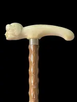 Bastone in avorio con impugnatura tau con testa di guerriero con elmo.canna in legno di rosa.