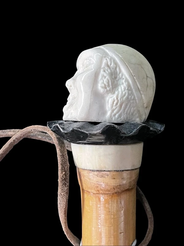 bastone con pomolo in avorio e ebano raffigurante testa di Pierrot con espressione  grottesca.