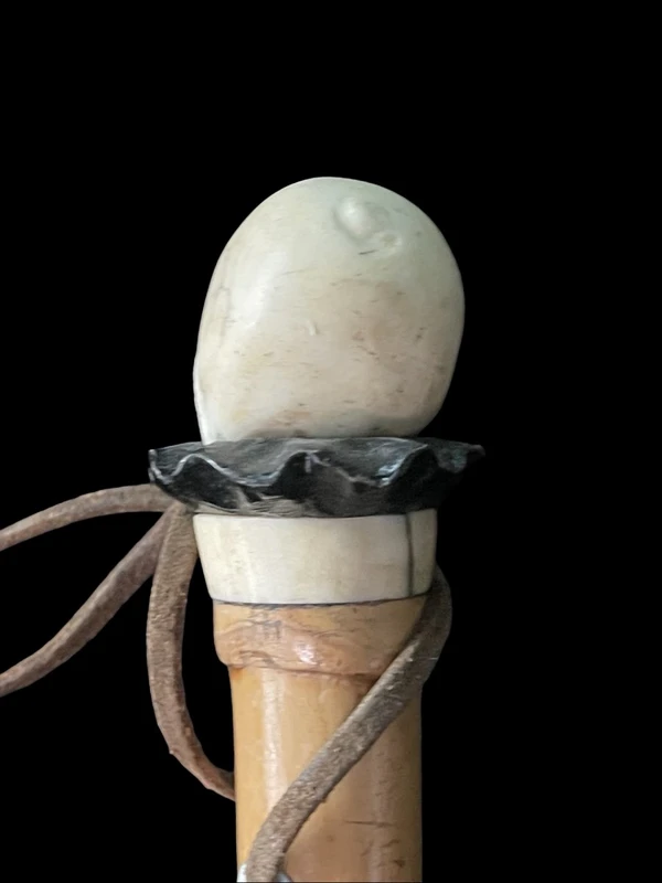 bastone con pomolo in avorio e ebano raffigurante testa di Pierrot con espressione  grottesca.