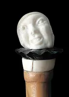 bastone con pomolo in avorio e ebano raffigurante testa di Pierrot con espressione  grottesca.