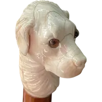 Canne avec un pommeau en ivoire représentant une tête de chien.