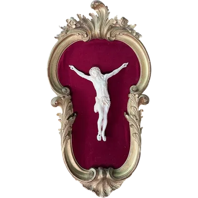 Christ en ivoire sur un cadre rocaille en bois doré.