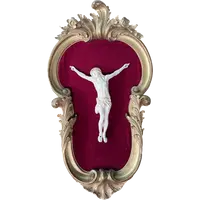 Cristo in avorio su cornice rocaille in legno dorato.