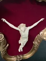 Cristo in avorio su cornice rocaille in legno dorato.