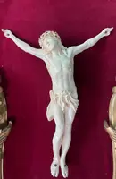 Cristo in avorio su cornice rocaille in legno dorato.