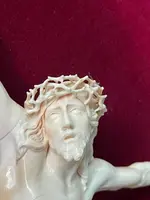 Cristo in avorio su cornice rocaille in legno dorato.