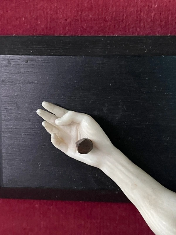 Cristo in avorio su croce in ebano e cornice sagomata in foglia oro.