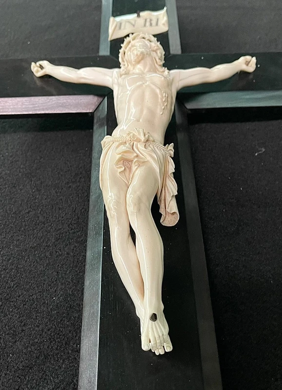 Cristo in avorio su croce in legno di ebano.