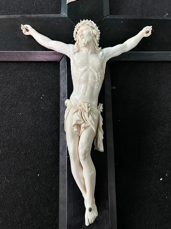 Cristo in avorio su croce in legno di ebano.