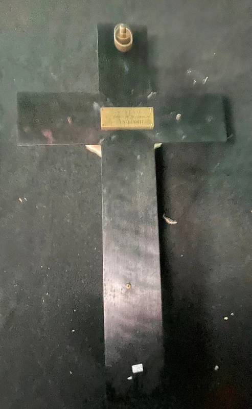 Cristo in avorio su croce in legno di ebano.