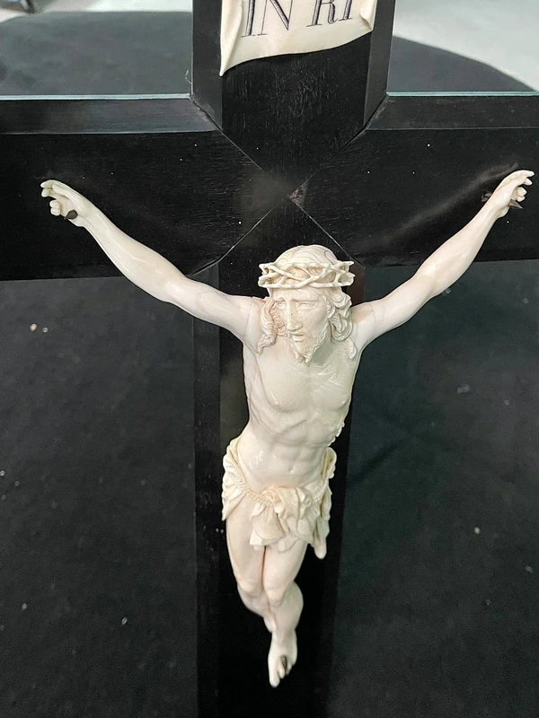 Cristo in avorio su croce in legno di ebano.