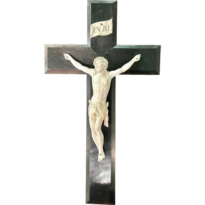 Cristo in avorio su croce in legno di ebano.