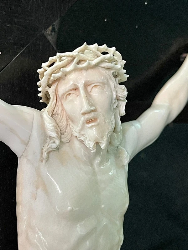 Cristo in avorio su croce in legno di ebano.