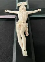 Cristo in avorio su croce in legno di ebano.