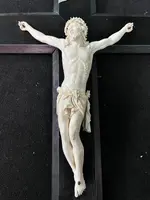 Cristo in avorio su croce in legno di ebano.