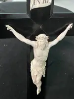Cristo in avorio su croce in legno di ebano.
