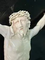 Cristo in avorio su croce in legno di ebano.