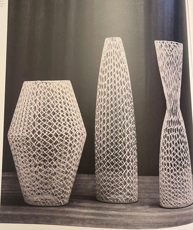 Coppia di bottiglie da profumo a sezione esagonale in vetro zanfirico.Venini,Murano.