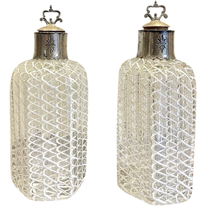 Coppia di bottiglie da profumo a sezione esagonale in vetro zanfirico.Venini,Murano.